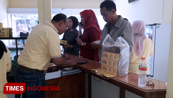  A number of visitors were queuing up to buy traditional snacks, Kue Lumpur Tuban, Saturday (03/16/2019) (PHOTO: Achmad Choirudin/TIMES Indonesia)