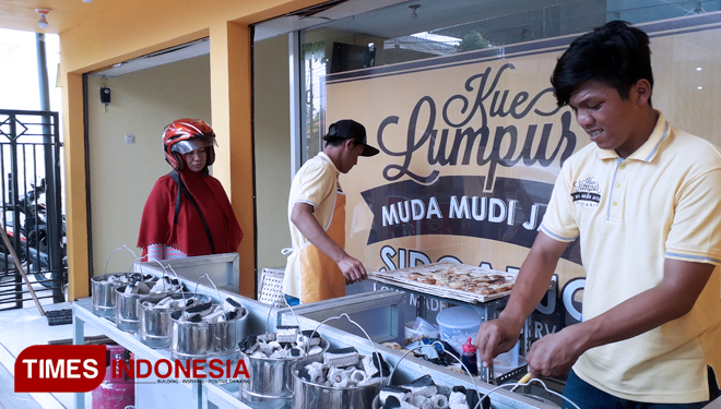 Proses pembuatan kue lumpur muda-mudi Tuban, Sabtu, (16/03/2019) (FOTO: Achmad Choirudin/TIMES Indonesia)