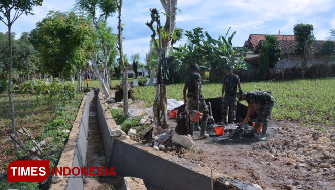 Pembangunan fisik Drainase, di kegiatan TMMD 104 Sumenep masyarakat dan TNI, Kamis, (14/03/19). (FOTO: AJP/TIMES Indonesia)