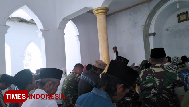 Satgas TMMD 104 kodim 0824 /Jember banjiri masjid baiturrahman saat ibadah sholat Jum'at, Jum'at (15/03). (FOTO: AJP/TIMES Indonesia)
