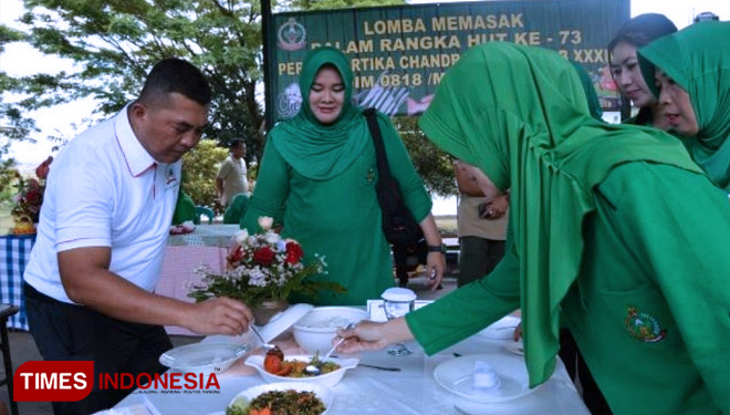 Dandim 0818 menjadi juri lomba masak. (FOTO: AJP/TIMES Indonesia)