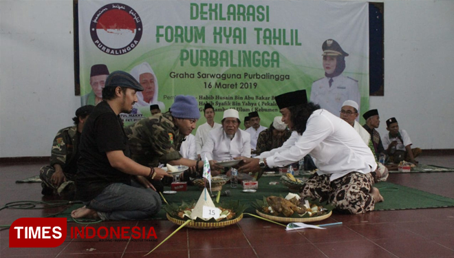 Acara potong tumpeng diacara deklarasi Forum Kiai Tahlil (FKT) Kordinator Kabupaten Purbalingga (FOTO: Sinnangga Angga/TIMES Indonesia)