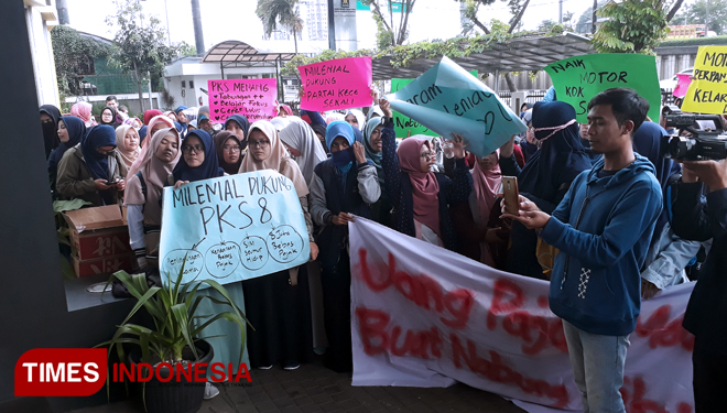 Massa Generasi Milenial028 di Gedung DPP PKS. (FOTO: Alfi Dimyati/TIMES Indonesia)