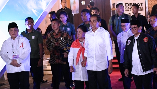 Presiden Jokowi didampingi Ibu Negara Iriana Joko Widodo tiba untuk menghadiri debat capres putaran ketiga di Hotel Sultan, Jakarta, Minggu (17/3/2019). (Foto: ANTARA FOTO/Dhemas Reviyanto)