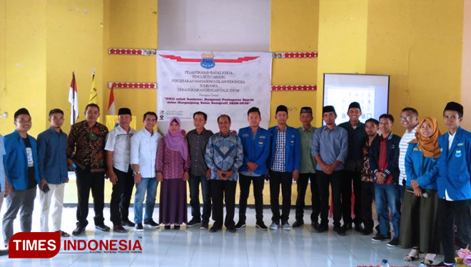 Foto bersama PC PMII Sumbawa dengan jajaran PKC PMII Bali Nusra dan tamu undangan. (FOTO: AJP/TIMES Indonesia)