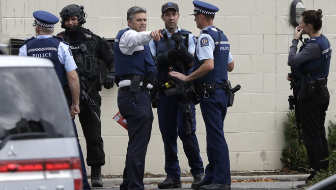 Polisi mengamankan lokasi pasca insiden penembakan di masjid kota Christchurch, Selandia Baru, Jumat (15/3). (FOTO: VOA Indonesia)