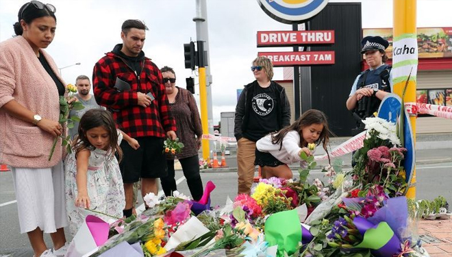 Warga Christchurch meletakkan karangan bunga di depan masjid di Linwood Avenue (Foto: AFP)