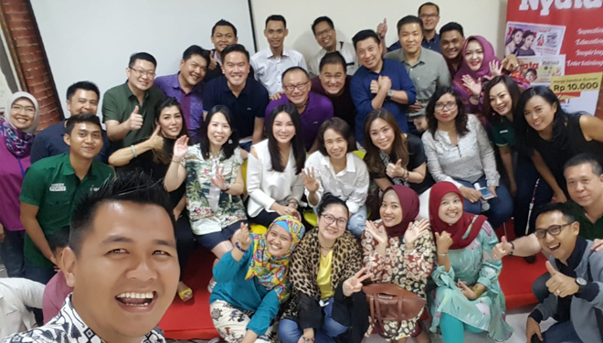 Direktur Bisnis TIMES Indonesia Kiagus Firdaus (depan) berselfie bersama para anggota komunitas SFC usai sharing session di Surabaya.  (foto: times indonesia photo)