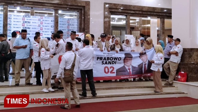 Sejumlah massa relawan dari 02 yang sedang menyanyikan yel-yel untuk Prabowo-Sandi (FOTO: Edi Junaidi DS/TIMES Indonesia)