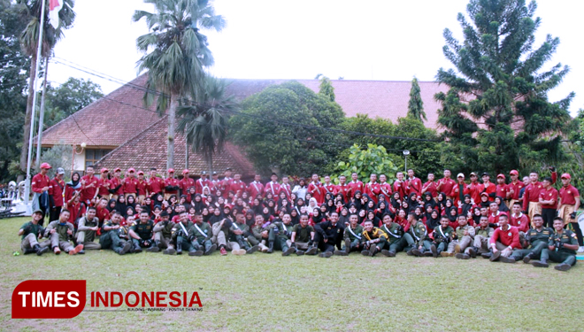 Anggota Marching Band Polbangtan Malang dan Drum Band Polbangtan Bogor foto bersama sebelum digelar latihan bersama. (FOTO: Polbangtan Malang for TIMES Indonesia)