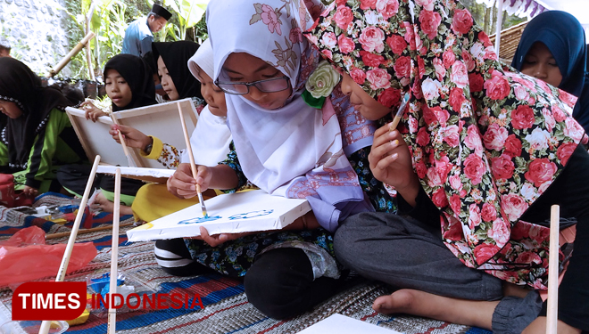 Anak-anak menggambar bersama Kepala Dinas Pendidikan Kota Batu di Pesantren Rakyat Kota Batu kemarin (FOTO: Muhammad Dhani Rahman/TIMES Indonesia) 