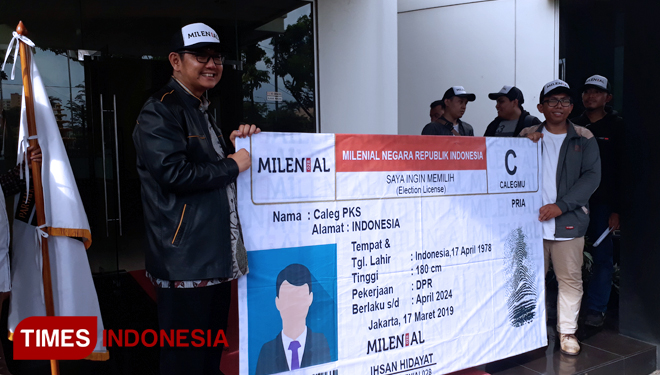Mustofa Kamal saat menerima Replika SIM C dari Milenial028. (FOTO: Alfi Dimyati/TIMES Indonesia)