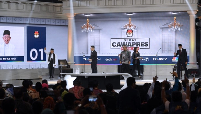 Sandi Tunjukkan Sikap Hormat kepada KH Ma'ruf Amin Saat Debat Cawapres 2019