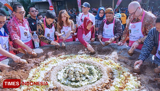Festival Rujak Uleg 2019 Le Minerale Sukses Raih Dua Rekor MuRI