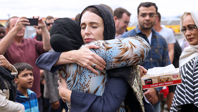 PM Selandia Baru, Jacinda Ardern memeluk keluarga korban penembakan massal yang menewaskan 50 orang, di Masjid Christchurch, Selandia Baru (FOTO:arabianbusiness)