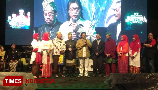 Cak Nun Satu Panggung dengan Ebiet G Ade di Panggung Alumni Muhi Yogyakarta