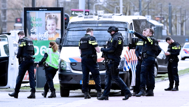 Polisi mengamankan lokasi penembakan di Utrecht, Belanda, 18 Maret 2019. (FOTO: REUTERS/Piroschka van de Wouw)