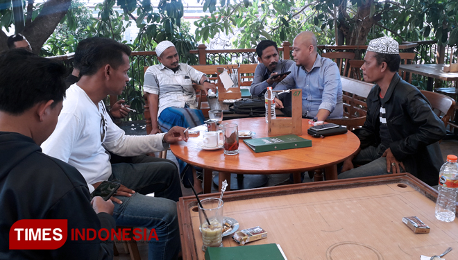Suasan mediasi antara panitia LSM NCW dan perwakilan sejumlah Ormas di Kabupaten Tuban terkait penolakan rencana kedatangan Rocky Gerung di Tuban, Senin, (18/03/2019) (FOTO: Achmad Choirudin/TIMESIndonesia)