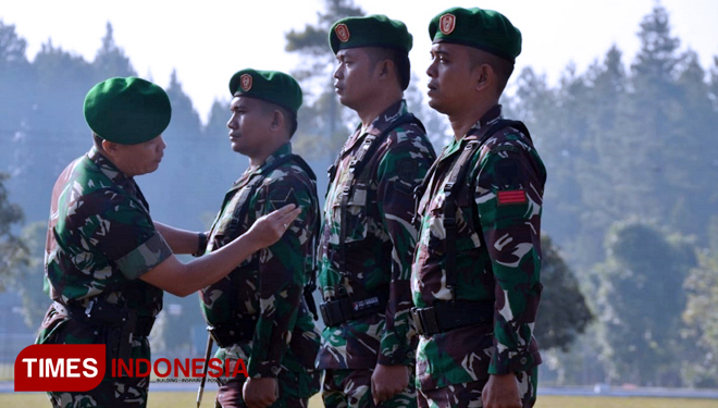 Panglima Kodam Iskandar Muda (Pangdam IM), Mayjen TNI Teguh Arief Indratmoko menyematkan KPLB (Kenaikan pangkat luar biasa) kepada 3 prajurit berprestasi, Senin (18/03/2019). (FOTO: Pangdam IM for TIMES Indonesia)