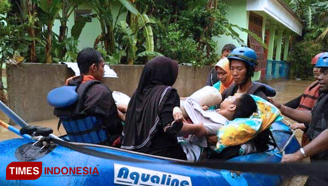 Tim MAPALA UPN Veteran Yogyakarta ketika memberikan bantuan kepada korban banjir di Kabupaten Bantul. (FOTO: Mapala UPN/TIMES Indonesia)