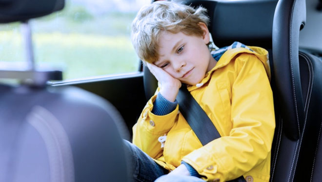 Ilustrasi - Tips mengatasi anak mabuk dalam perjalanan (Foto: Romrodphoto/Shutterstock)
