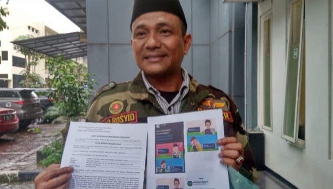 Sekretaris Bidang Kerjasama Satkolwil Banser Jawa Timur, Abdul Rasyid, menunjukkan meme yang dibuat tirto.id. (FOTO: Istimewa)