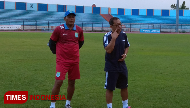 Pelatih Persela Lamongan, Aji Santoso (kaos biru), memberikan arahan kepada anak asuhnya, dalam sesi latihan di Stadion Surajaya Lamongan, (FOTO: MFA Rohmatillah/TIMES Indonesia)