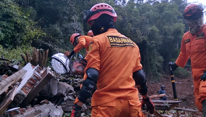 Tim SAR melakukan pencarian korban Longsor di Bantul, Selasa (19/3/2019). (FOTO: Istimewa)