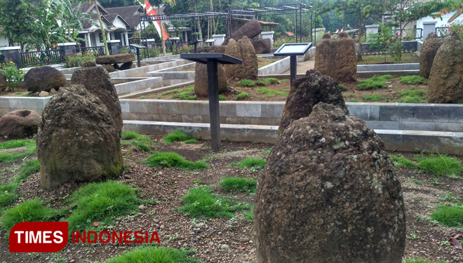 Deretan benda Megalitikum berupa Batu Kenong yang dianggap memiliki kekuatan mistis yang terdapat di Pusat Informasi Megalitikum Bondowoso Desa Pekauman Kecamatan Grujugan (FOTO: Moh Bahri/TIMES Indonesia) 