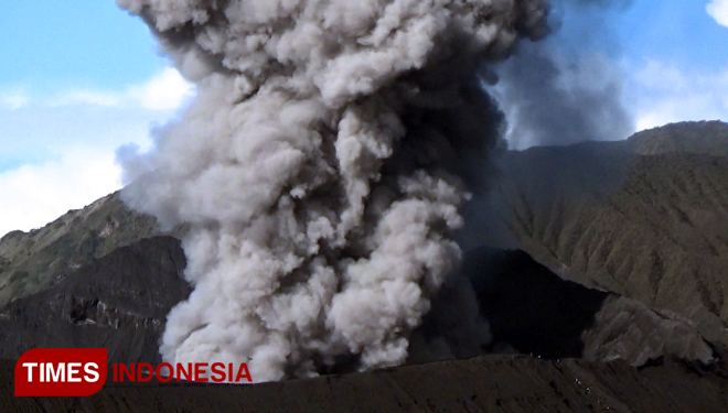 Kepulan asap dari kawah Bromo, pasca gempa puluhan kali yang sempat terekam. (FOTO: Happy L. Tuansyah/TIMES INDONESIA)