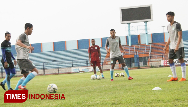 Suasana latihan Persela Lamongan di Stadion Surajaya, Selasa (19/3/2019). (FOTO: MFA Rohmatillah/TIMES Indonesia)