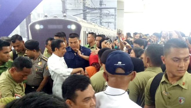 Jokowi tampak menyalami emak-emak saat menjajal MRT di stasiun Lebak Bulus, Jakarta, Selasa (19/3/2019) (FOTO: Fahrian Saleh/Kumparan)