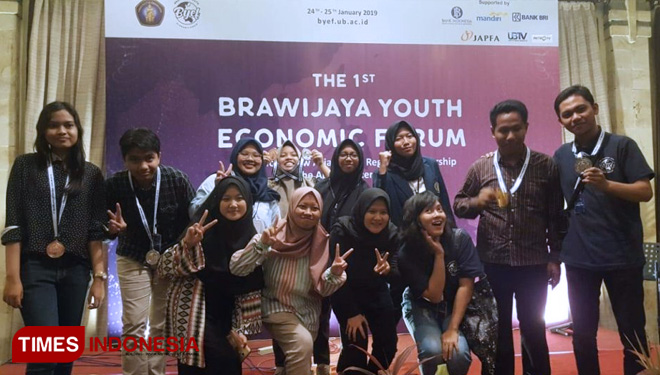 Mahasiswa FEB UB Berfoto Bersama Setelah Memperoleh Penghargaan Dalam Ajang 1st Brawijaya Youth Economic Forum. (FOTO: AJP/TIMES Indonesia)