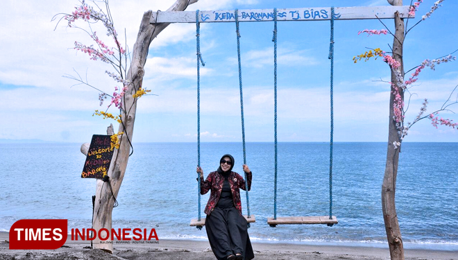 Seorang wisatawan sedang menikmati panorama alam di Pantai Tanjung Bias, Desa Senteluk, Lombok Barat. (FOTO: Humas Lobar for TIMES Indonesia) 
