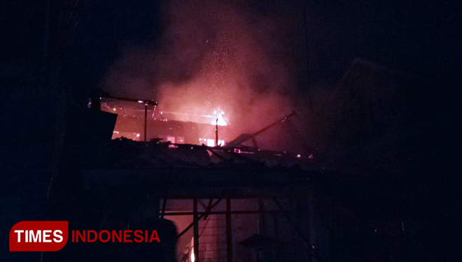Kebakaran rumah Aisyah, warga Dusun Maduran, Desa Rogojampi, Kecamatan Rogojampi, Banyuwangi. (Foto : Syamsul Arifin/ TIMES Indonesia)