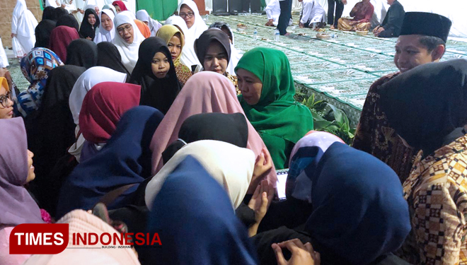 Gubernur Jawa Timur, Dra. Hj. Khofidah Indar Parawansa saat menghadiri acara Harlah NU ke 93 di Kantor PCNU Kediri, Senin (18/3/2019) (FOTO: TIM Media For TIMESIndonesia)