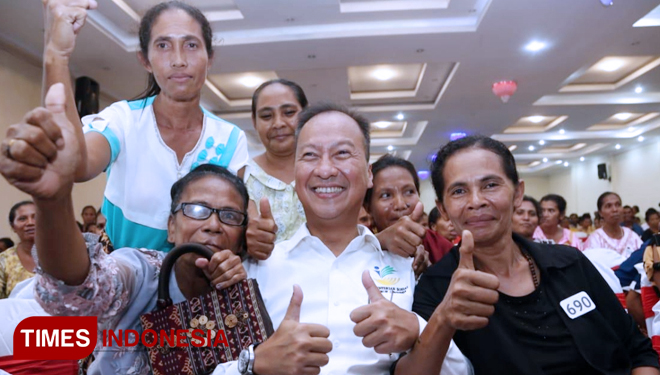Mensos Agus Gumiwang Kartasasmita sosialisasi bantuan sosial PKH dan BPNT di Sikka NTT. (FOTO: Humas Kemensos RI for TIMES Indonesia)