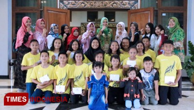 Bupati Faida Lepas Atlet ke Kejuaraan Renang Pelajar se-Jawa Timur