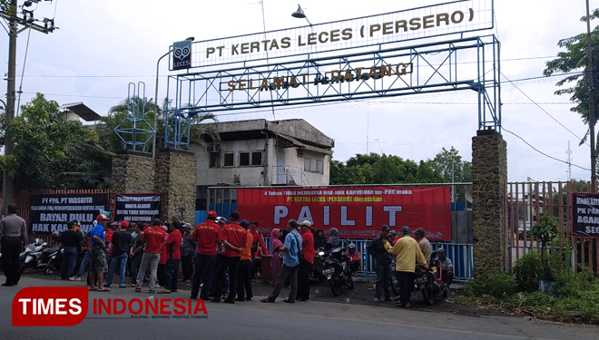 Aksi eks karyawan PT Kertas Leces menuntut haknya. (FOTO: Happy L. Tuansyah/TIMES Indonesia)