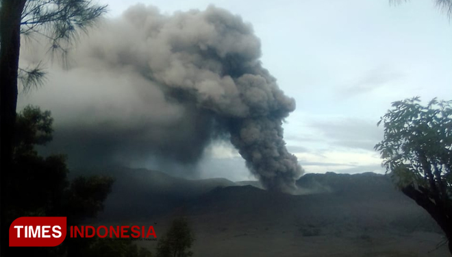 Abu vulkanik Gunung Bromo terbawa angin ke arah timur (foto: Yulius for TIMES Indonesia)