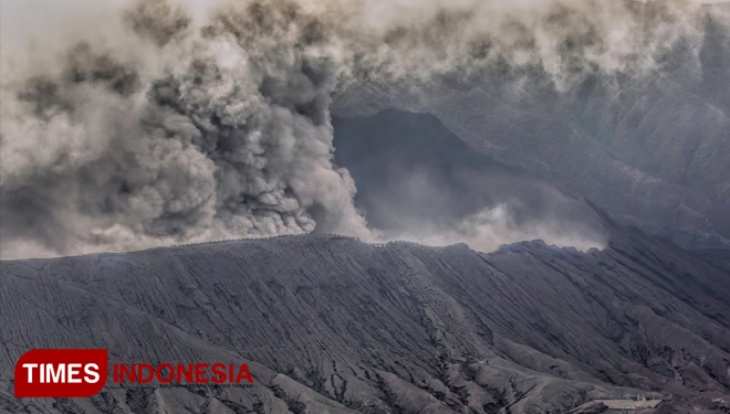 Efek dramatik ketika Bromo erupsi menciptakan atmosfer berbeda saat menikmatinya. (FOTO: Anggit Hermanuadi dan Teguh Wibowo, for TIMES indonesia)