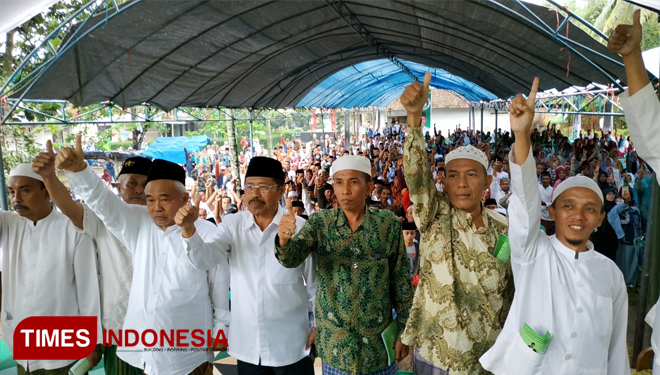 Suasana deklarasi Jaringan Kiai Santri Nasional (JKSN) Bondowoso untuk memenangkan duet Jokowi-Ma'ruf Amin (FOTO: Moh Bahri/TIMES Indonesia) 