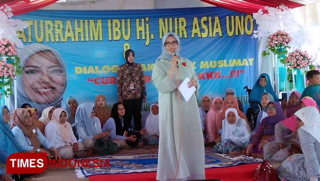 Nur Asia Uno saat menghadiri Dialog Emak-Emak Muslimat di PP. Nurul Islam, Karang Cempaka, Bluto Sumenep. (FOTO: Ach. Qusyairi Nurullah/TIMES Indonesia)