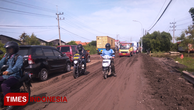 Jalan berlumpur dan bergelombang di KM 12,5 Desa Banyuwangi, Kecamatan Manyar. (FOTO: Akmal/TIMES Indonesia)