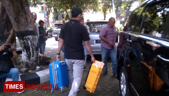 Petugas KPK RI saat membawa dua koper dari ruang kerja Kepala kantor Kemenag Gresik Muh Muafaq Wirahadi (FOTO: Akmal/TIMES Indonesia).