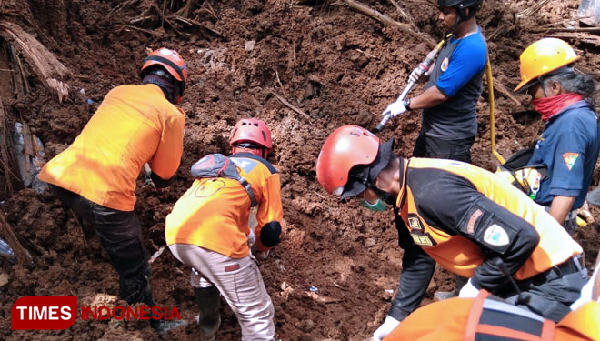 Tim pencari korban longsor tengah bekerja. (FOTO: Fajar Rianto/TIMES Indonesia)