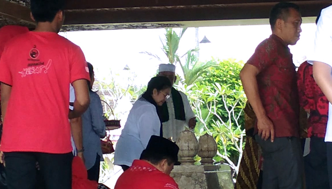 Megawati Soekarno Putri berada di makam Bung Karno, Kota Blitar, Rabu (20/3/2019) siang. (FOTO: Istimewa)