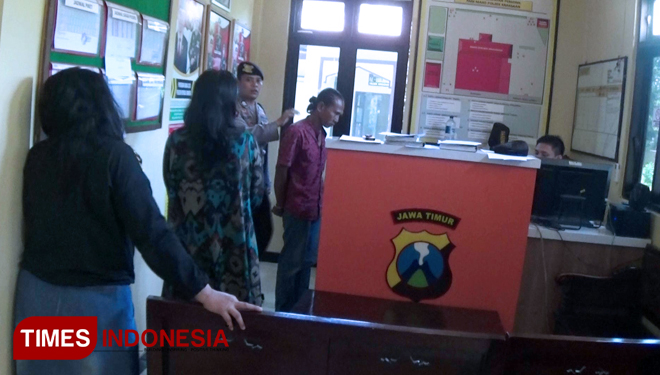 Para pelaku saat digiring ke Mapolsek Kraksaan, Kabupaten Probolinggo. (FOTO: Dicko W/TIMES Indonesia)