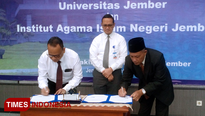 Kepala Kantor Perwakilan BI Jember Hestu Wibowo (tengah) menyaksikan penandatanganan MoU Beasiswa Bank Indonesia 2019 oleh Wakil Rektor 1 Unej Zulfikar (kanan) dan Wakil Rektor IAIN Jember Sukarno (kiri), Rabu (20/3/2019). (FOTO: Dody Bayu Prasetyo/TIMES
