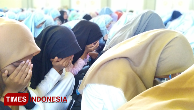 Ribuan pelajar SMA sederajat menangis saat menggelar doa bersama jelang UNBK.(FOTO: Dicko W/TIMES Indonesia)